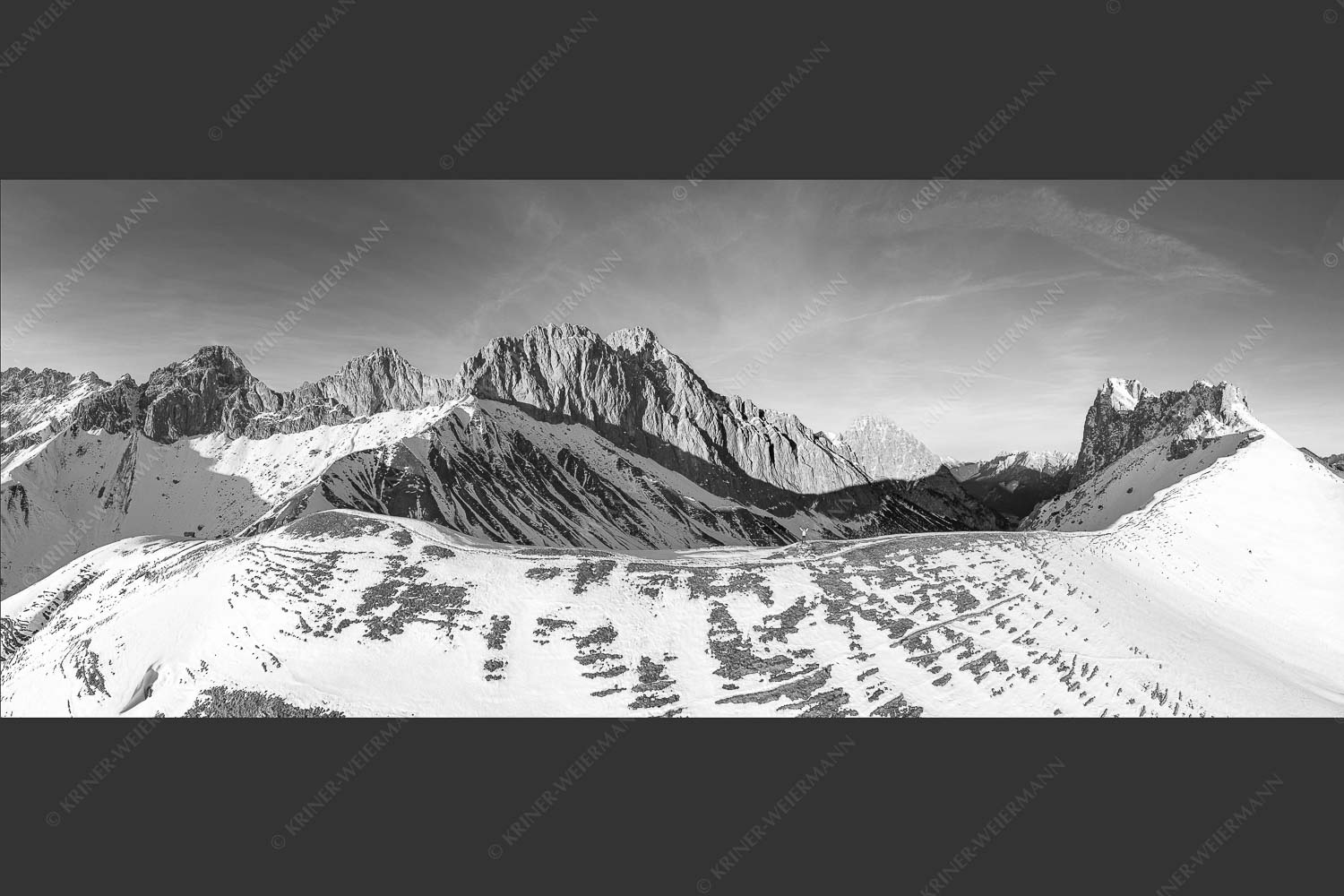 Blick über das Puittal zur Schüsselkar- und Leutascher Dreitorspitze im Wettersteingebirge - Freudige Aktion 2,5:1 sw -- Winterwanderung Wetterstein - mehr Infos bei www.Kriner-Weiermann.de
