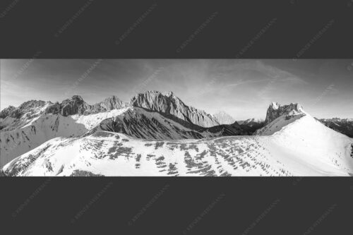 Blick über das Puittal zur Schüsselkar- und Leutascher Dreitorspitze im Wettersteingebirge - Freudige Aktion 3:1 sw -- Winterwanderung Wetterstein - mehr Infos bei www.Kriner-Weiermann.de
