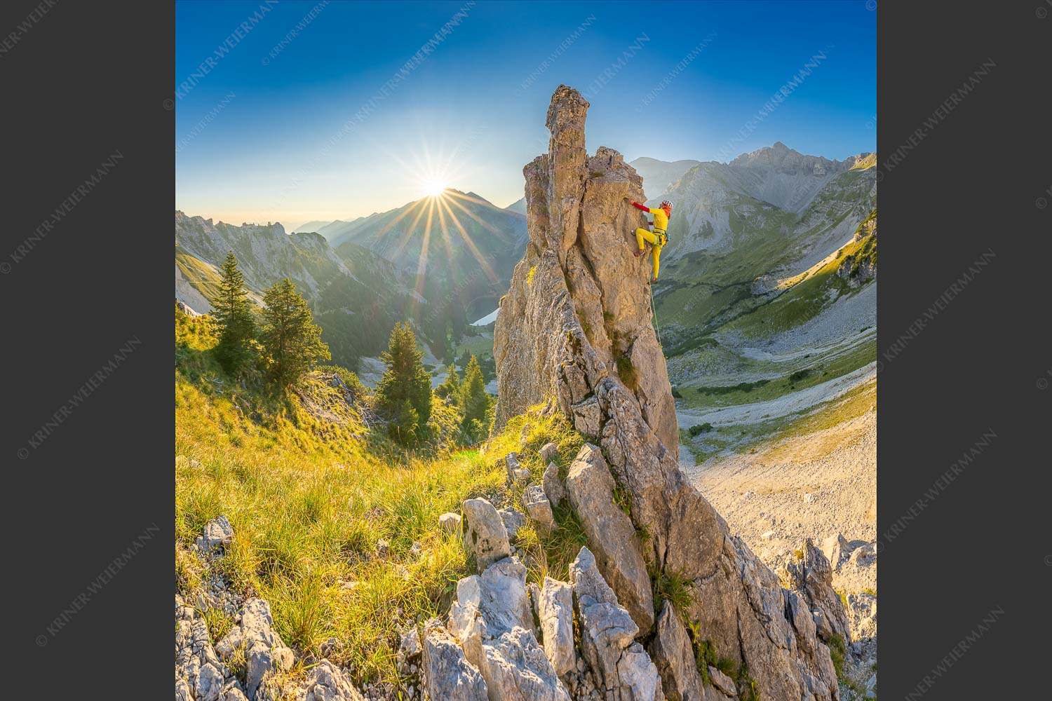 Klettererin unterwegs im Soiern bei Sonnenaufgang - Früh am Fels 1:1  -- Klettern im Soierngebirge - mehr Infos bei www.Kriner-Weiermann.de