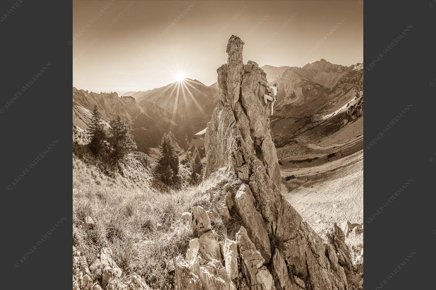 Klettererin unterwegs im Soiern bei Sonnenaufgang - Früh am Fels 1:1 sepia -- Klettern im Soierngebirge - mehr Infos bei www.Kriner-Weiermann.de