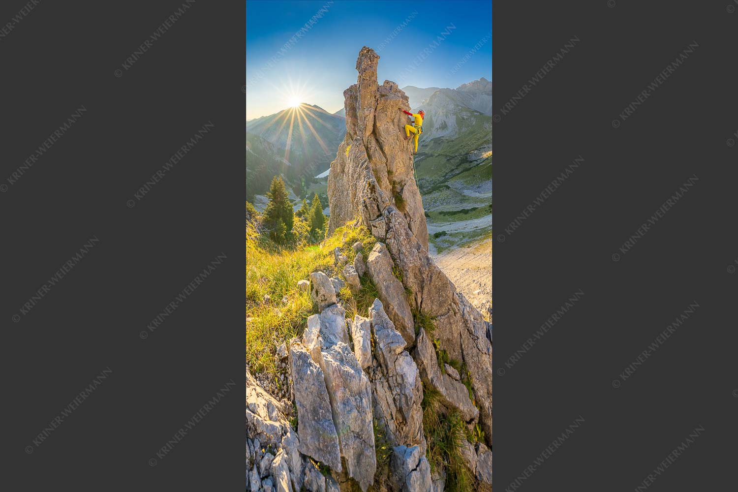 Klettererin unterwegs im Soiern bei Sonnenaufgang - Früh am Fels 1:2  -- Klettern im Soierngebirge - mehr Infos bei www.Kriner-Weiermann.de