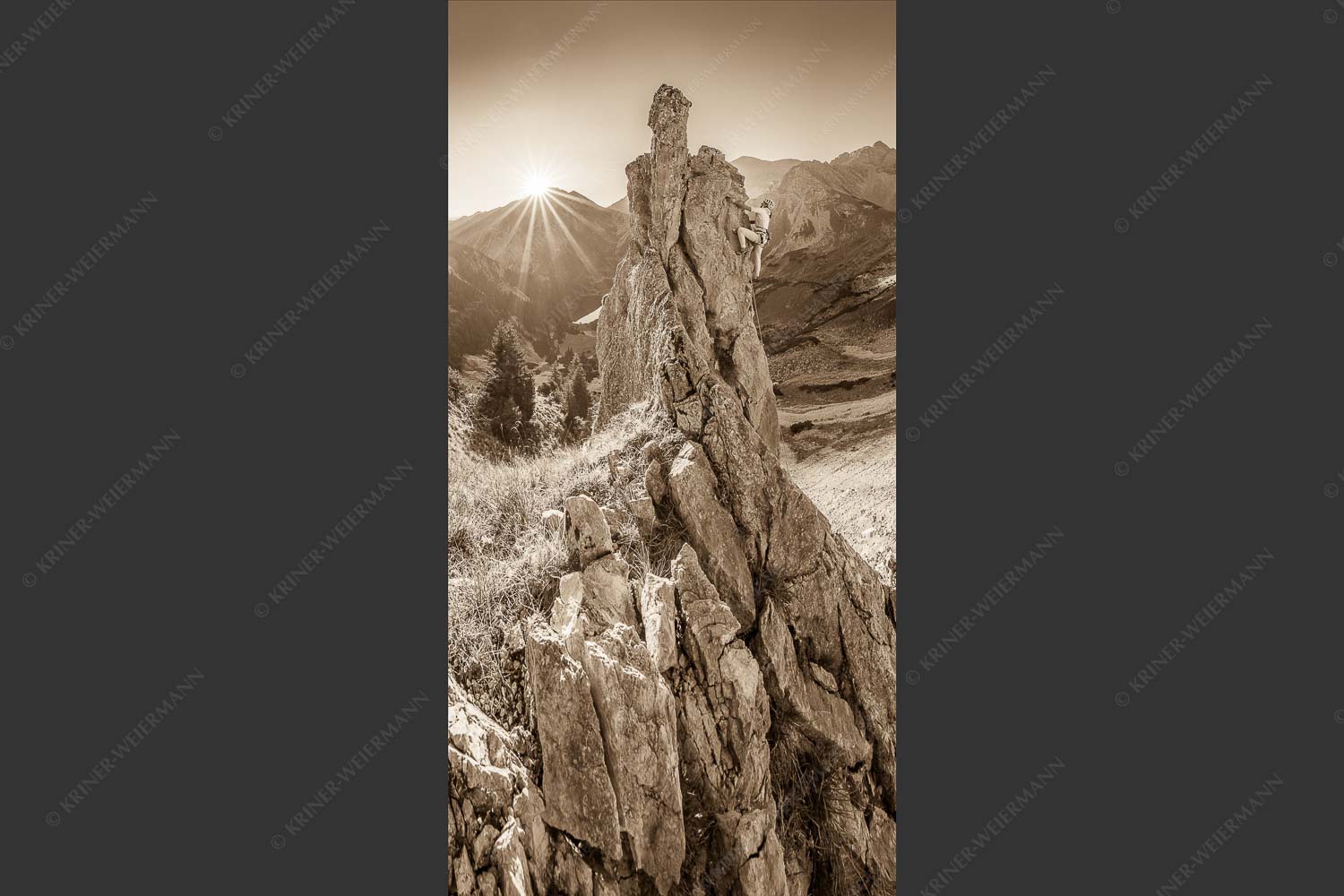 Klettererin unterwegs im Soiern bei Sonnenaufgang - Früh am Fels 1:2 sepia -- Klettern im Soierngebirge - mehr Infos bei www.Kriner-Weiermann.de