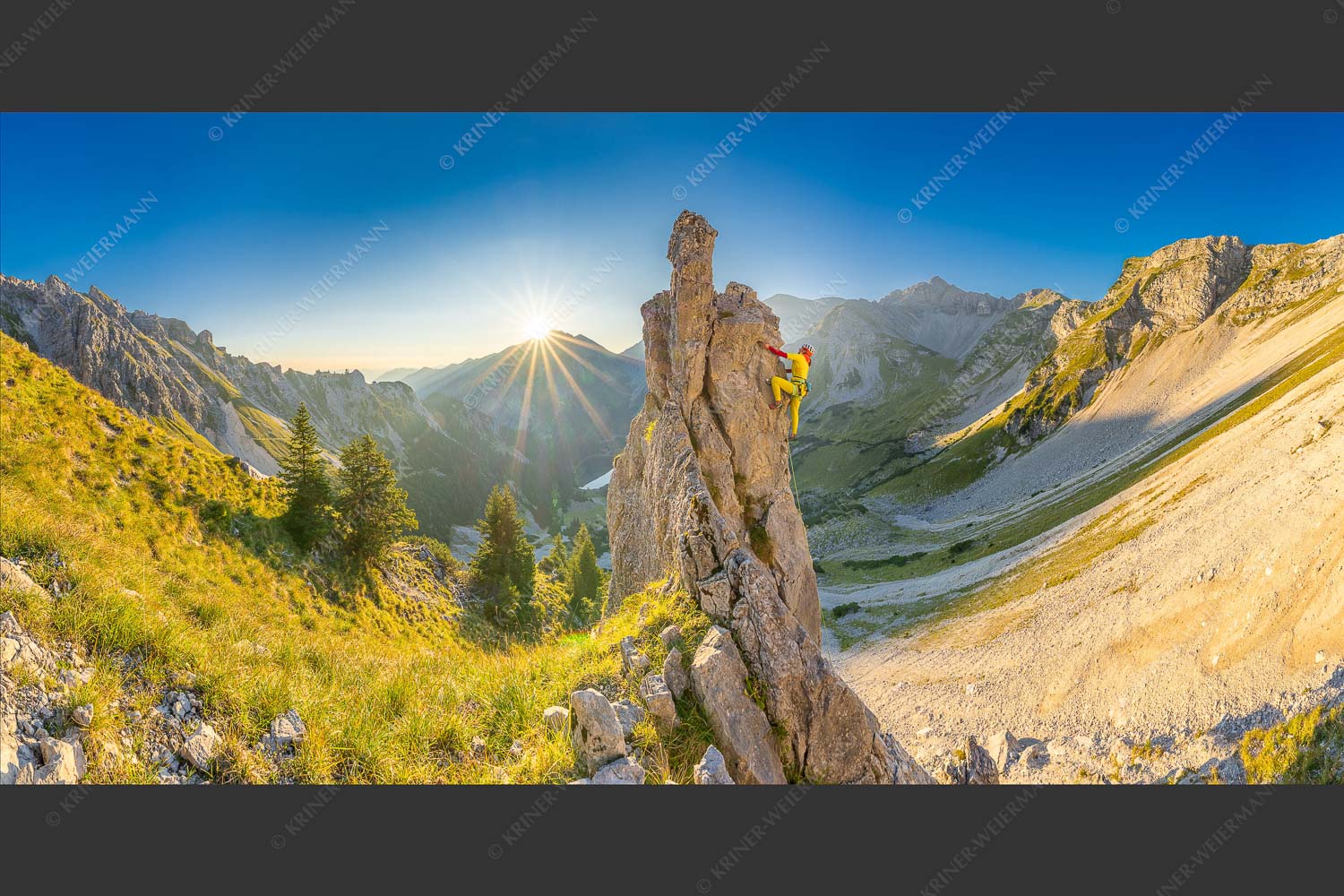 Klettererin unterwegs im Soiern bei Sonnenaufgang - Früh am Fels 2:1  -- Klettern im Soierngebirge - mehr Infos bei www.Kriner-Weiermann.de
