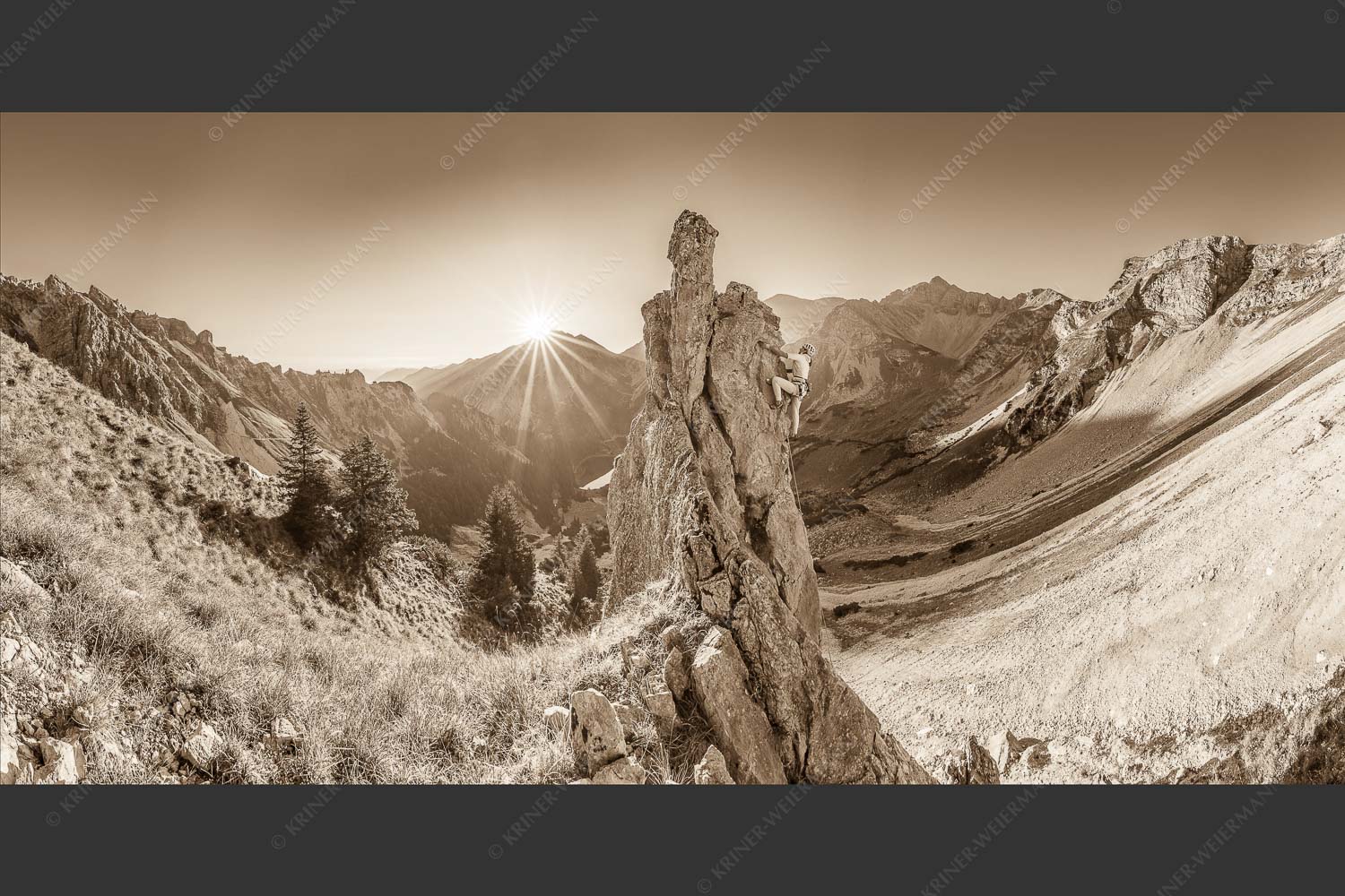 Klettererin unterwegs im Soiern bei Sonnenaufgang - Früh am Fels 2:1 sepia -- Klettern im Soierngebirge - mehr Infos bei www.Kriner-Weiermann.de