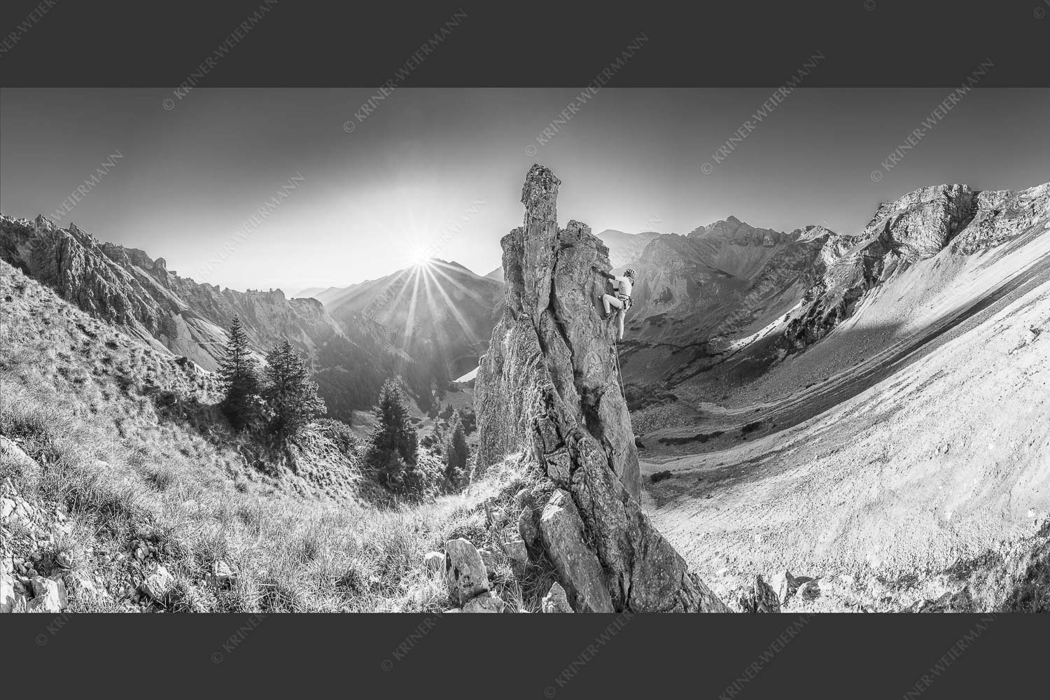 Klettererin unterwegs im Soiern bei Sonnenaufgang - Früh am Fels 2:1 sw -- Klettern im Soierngebirge - mehr Infos bei www.Kriner-Weiermann.de
