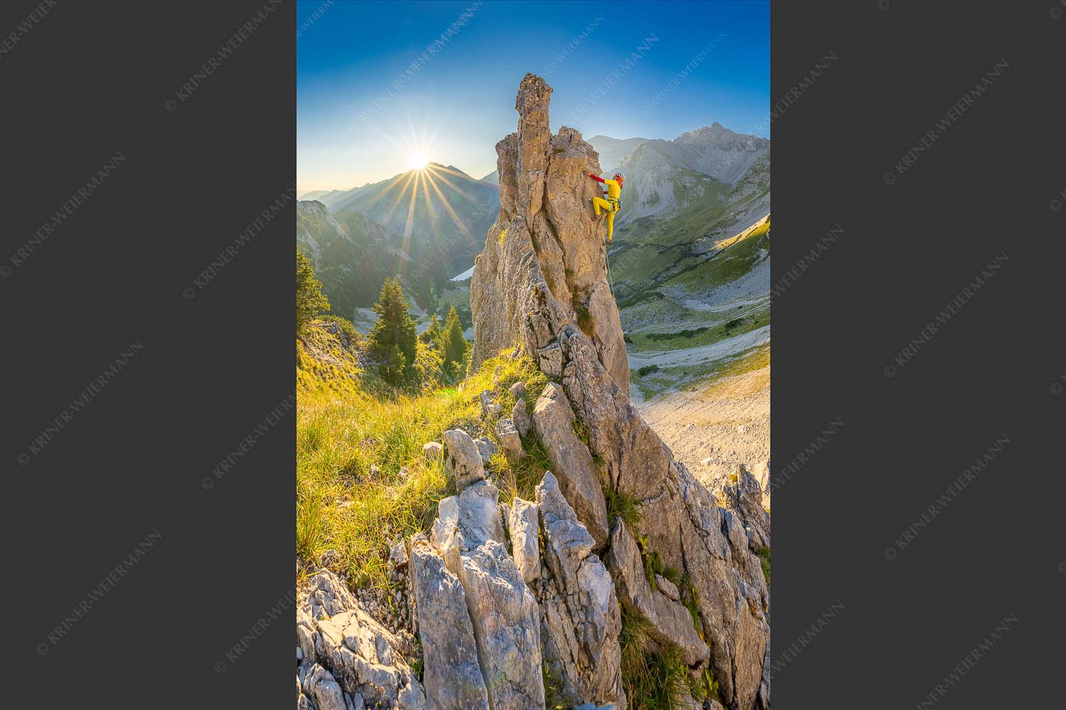 Klettererin unterwegs im Soiern bei Sonnenaufgang - Früh am Fels 2:3  -- Klettern im Soierngebirge - mehr Infos bei www.Kriner-Weiermann.de