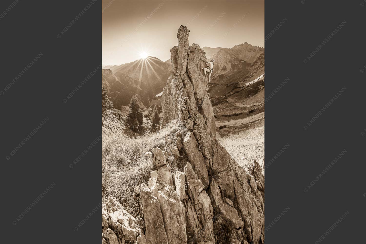 Klettererin unterwegs im Soiern bei Sonnenaufgang - Früh am Fels 2:3 sepia -- Klettern im Soierngebirge - mehr Infos bei www.Kriner-Weiermann.de