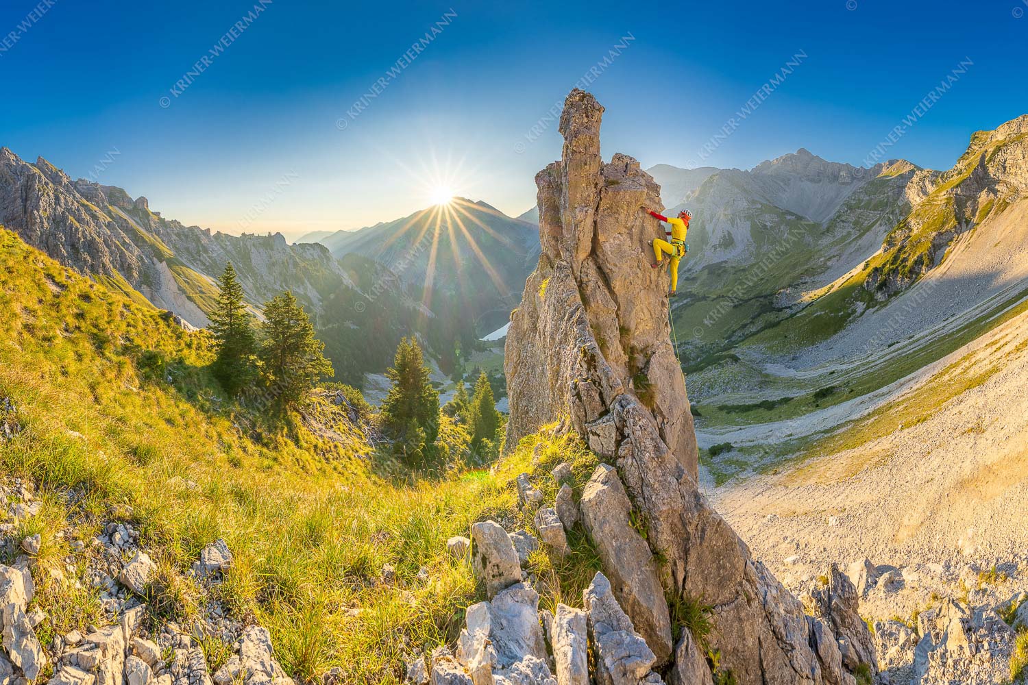 Klettererin unterwegs im Soiern bei Sonnenaufgang - Früh am Fels 3:2  -- Klettern im Soierngebirge - mehr Infos bei www.Kriner-Weiermann.de