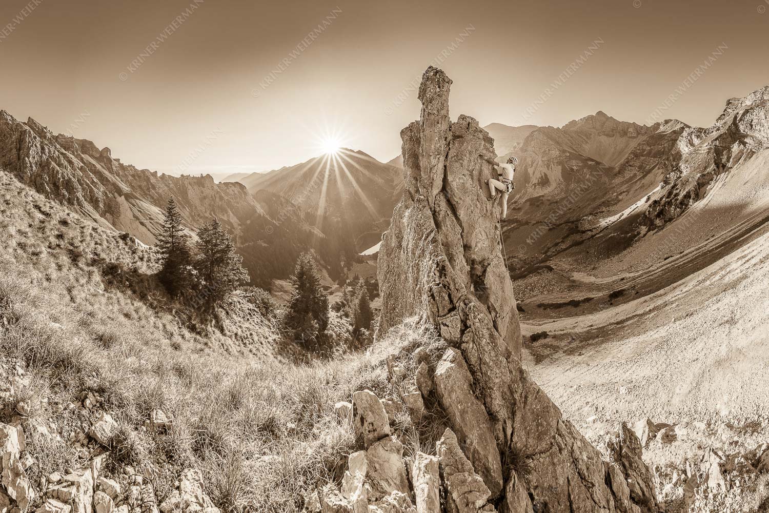 Klettererin unterwegs im Soiern bei Sonnenaufgang - Früh am Fels 3:2 sepia -- Klettern im Soierngebirge - mehr Infos bei www.Kriner-Weiermann.de