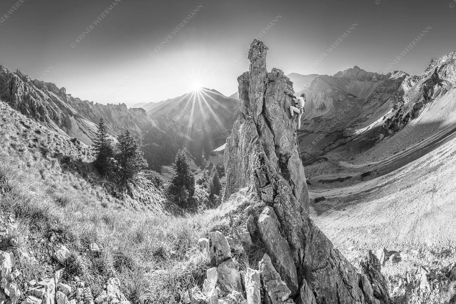 Klettererin unterwegs im Soiern bei Sonnenaufgang - Früh am Fels 3:2 sw -- Klettern im Soierngebirge - mehr Infos bei www.Kriner-Weiermann.de