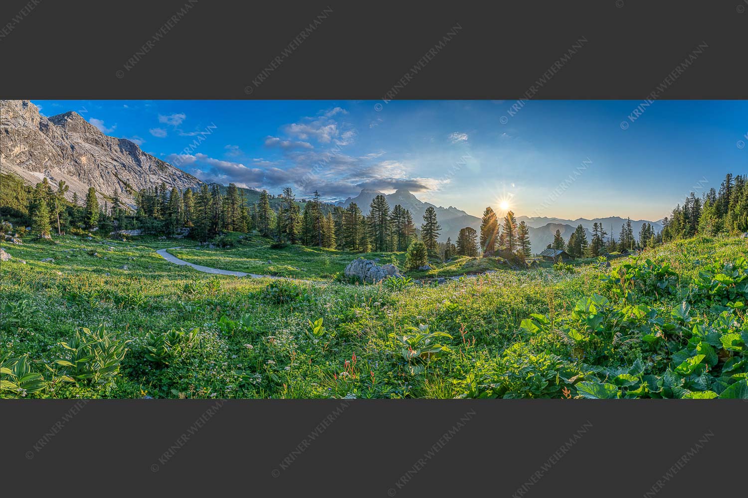 Die letzten Sonnenstrahlen wärmen noch die Almwiesen rund um das Schachenschloss - Frühling am Schachen 2,5:1  -- Sonnenuntergang im Wettersteingebirge - mehr Infos bei www.Kriner-Weiermann.de