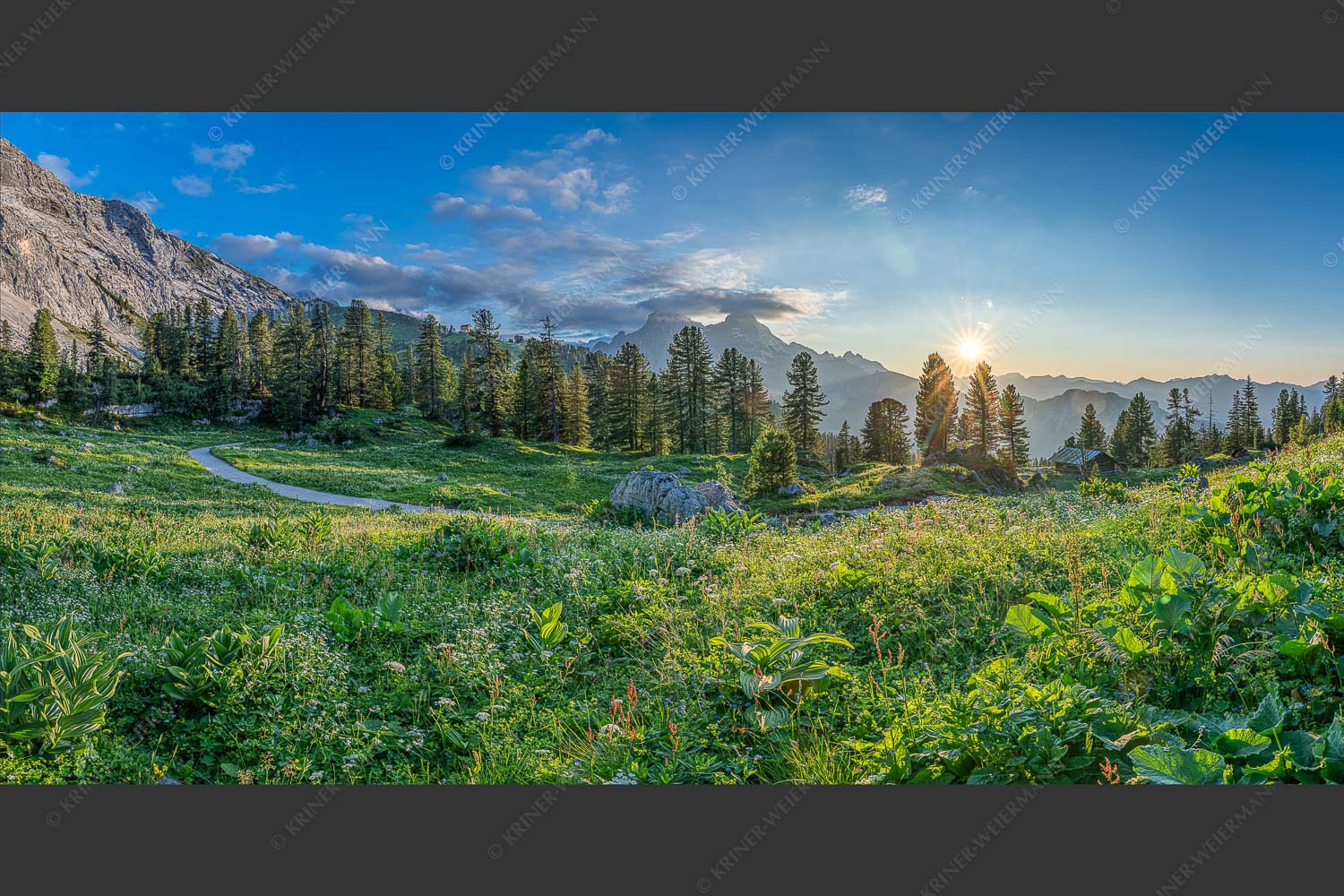 Die letzten Sonnenstrahlen wärmen noch die Almwiesen rund um das Schachenschloss - Frühling am Schachen 2:1  -- Sonnenuntergang im Wettersteingebirge - mehr Infos bei www.Kriner-Weiermann.de