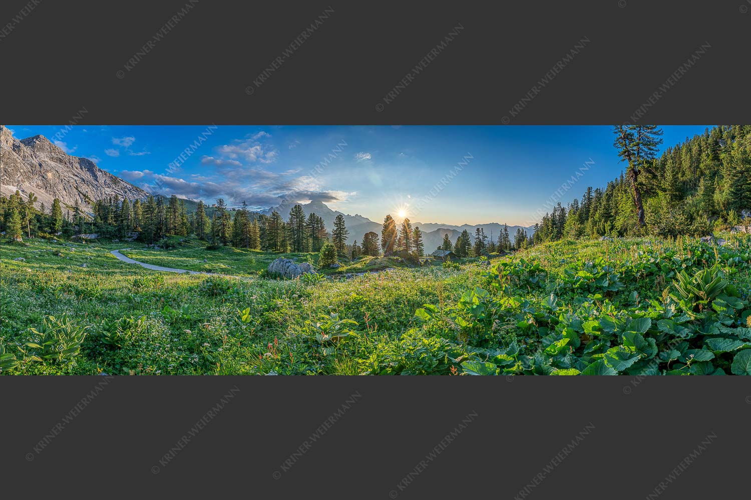 Die letzten Sonnenstrahlen wärmen noch die Almwiesen rund um das Schachenschloss - Frühling am Schachen 3:1  -- Sonnenuntergang im Wettersteingebirge - mehr Infos bei www.Kriner-Weiermann.de