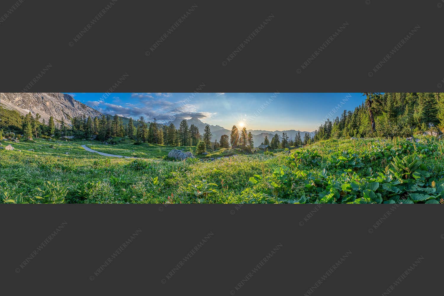 Die letzten Sonnenstrahlen wärmen noch die Almwiesen rund um das Schachenschloss - Frühling am Schachen 4:1  -- Sonnenuntergang im Wettersteingebirge - mehr Infos bei www.Kriner-Weiermann.de