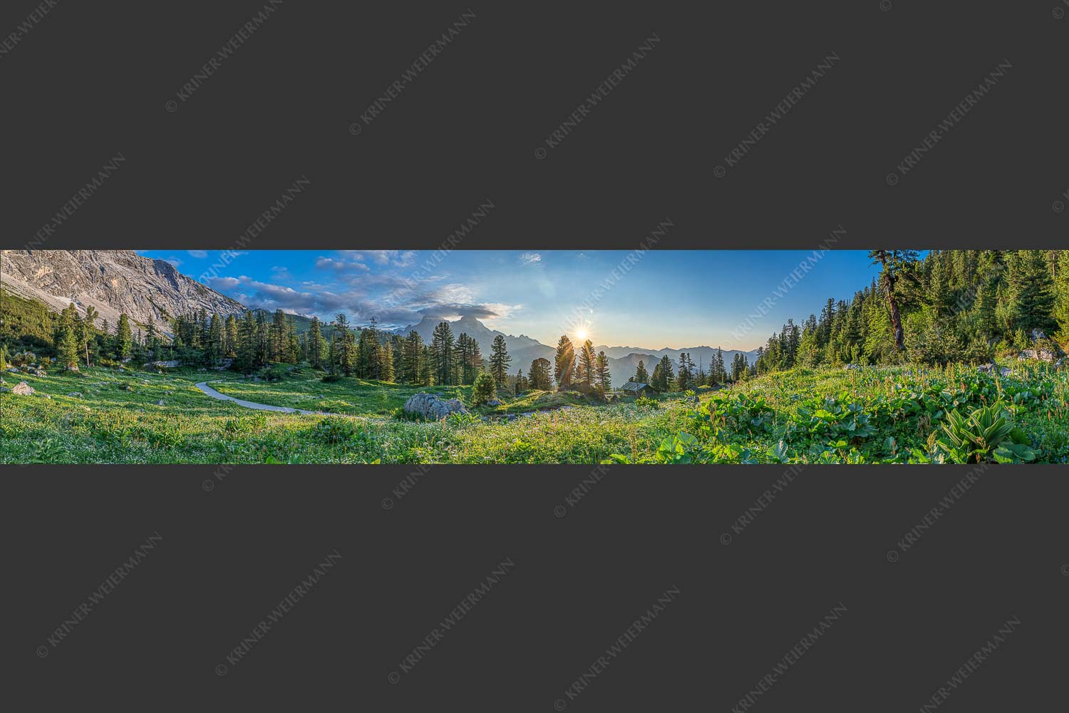 Die letzten Sonnenstrahlen wärmen noch die Almwiesen rund um das Schachenschloss - Frühling am Schachen 5:1  -- Sonnenuntergang im Wettersteingebirge - mehr Infos bei www.Kriner-Weiermann.de