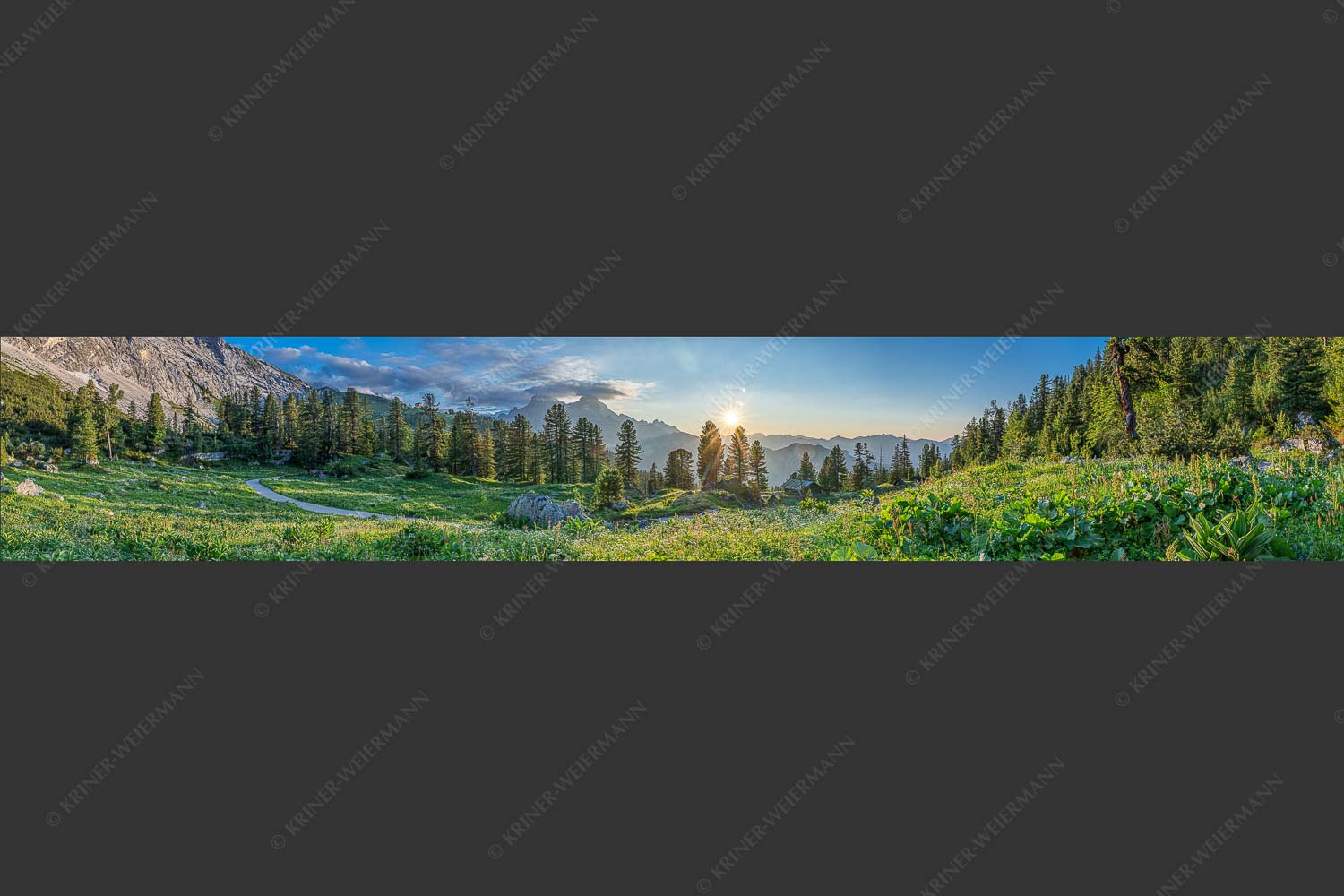 Die letzten Sonnenstrahlen wärmen noch die Almwiesen rund um das Schachenschloss - Frühling am Schachen 6:1  -- Sonnenuntergang im Wettersteingebirge - mehr Infos bei www.Kriner-Weiermann.de