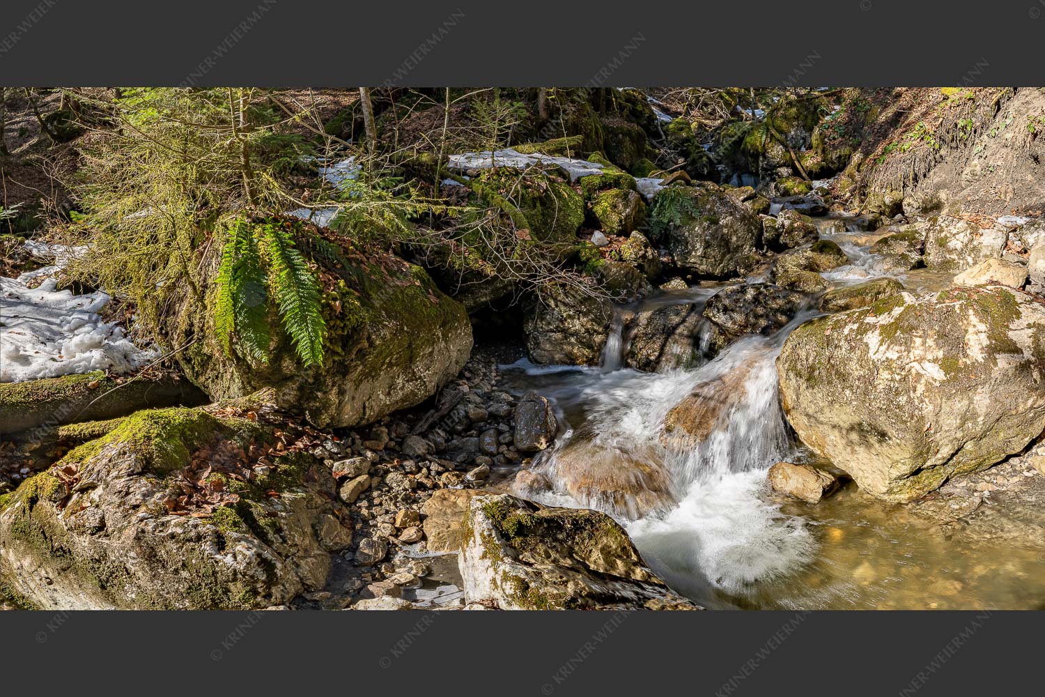 Bach im Wettersteingebirge bei Schneeschmelze - Frühlingsbach 2:1  -- Bachlauf an der Partnach - mehr Infos bei www.Kriner-Weiermann.de