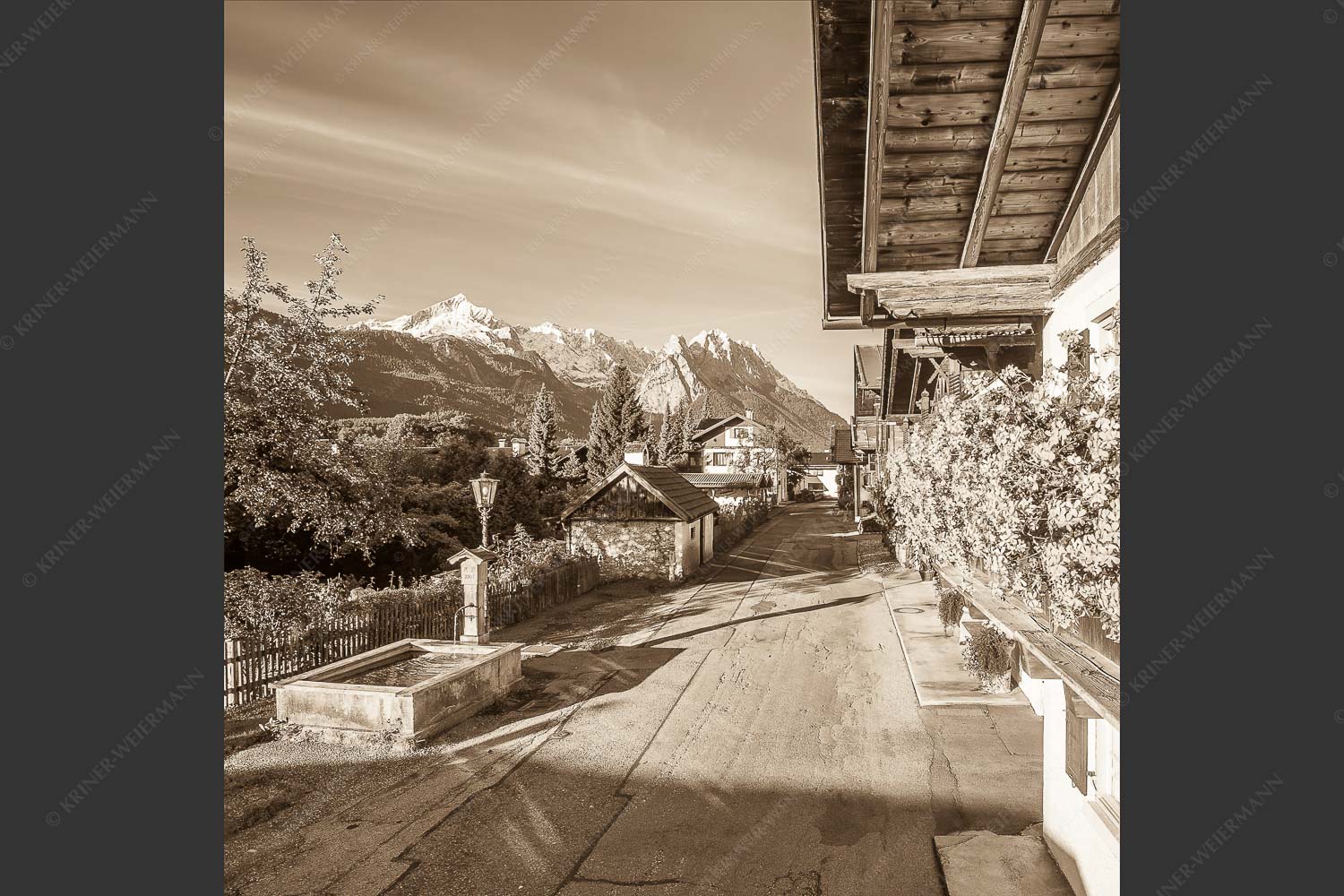 Blick von der Frühlingsstraße in Garmisch zum Zugspitzmassiv im Wetterstein - Frühlingsstraße 1:1 sepia -- Garmisch mit Alpspitze und Waxenstein - mehr Infos bei www.Kriner-Weiermann.de