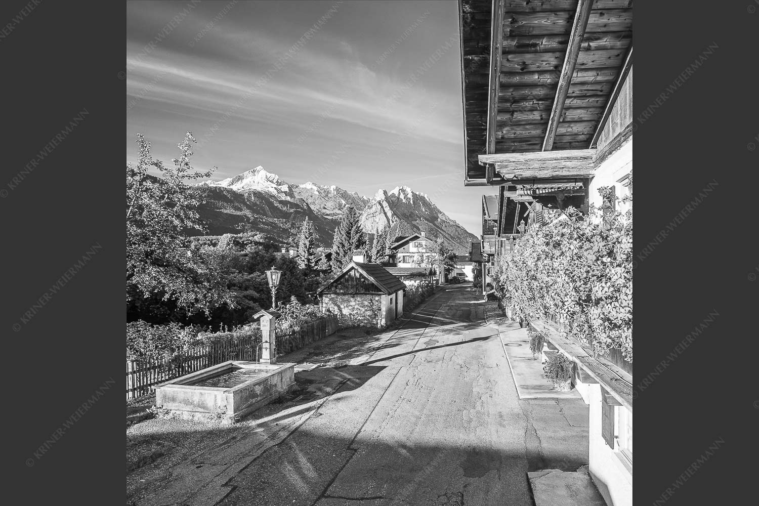 Blick von der Frühlingsstraße in Garmisch zum Zugspitzmassiv im Wetterstein - Frühlingsstraße 1:1 sw -- Garmisch mit Alpspitze und Waxenstein - mehr Infos bei www.Kriner-Weiermann.de
