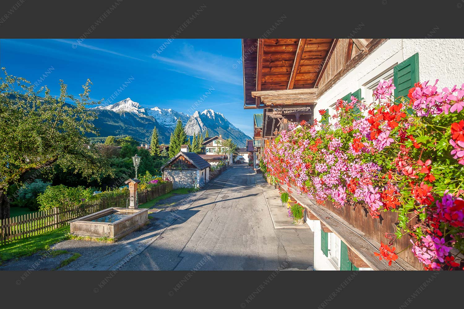 Blick von der Frühlingsstraße in Garmisch zum Zugspitzmassiv im Wetterstein - Frühlingsstraße 2:1  -- Garmisch mit Alpspitze und Waxenstein - mehr Infos bei www.Kriner-Weiermann.de