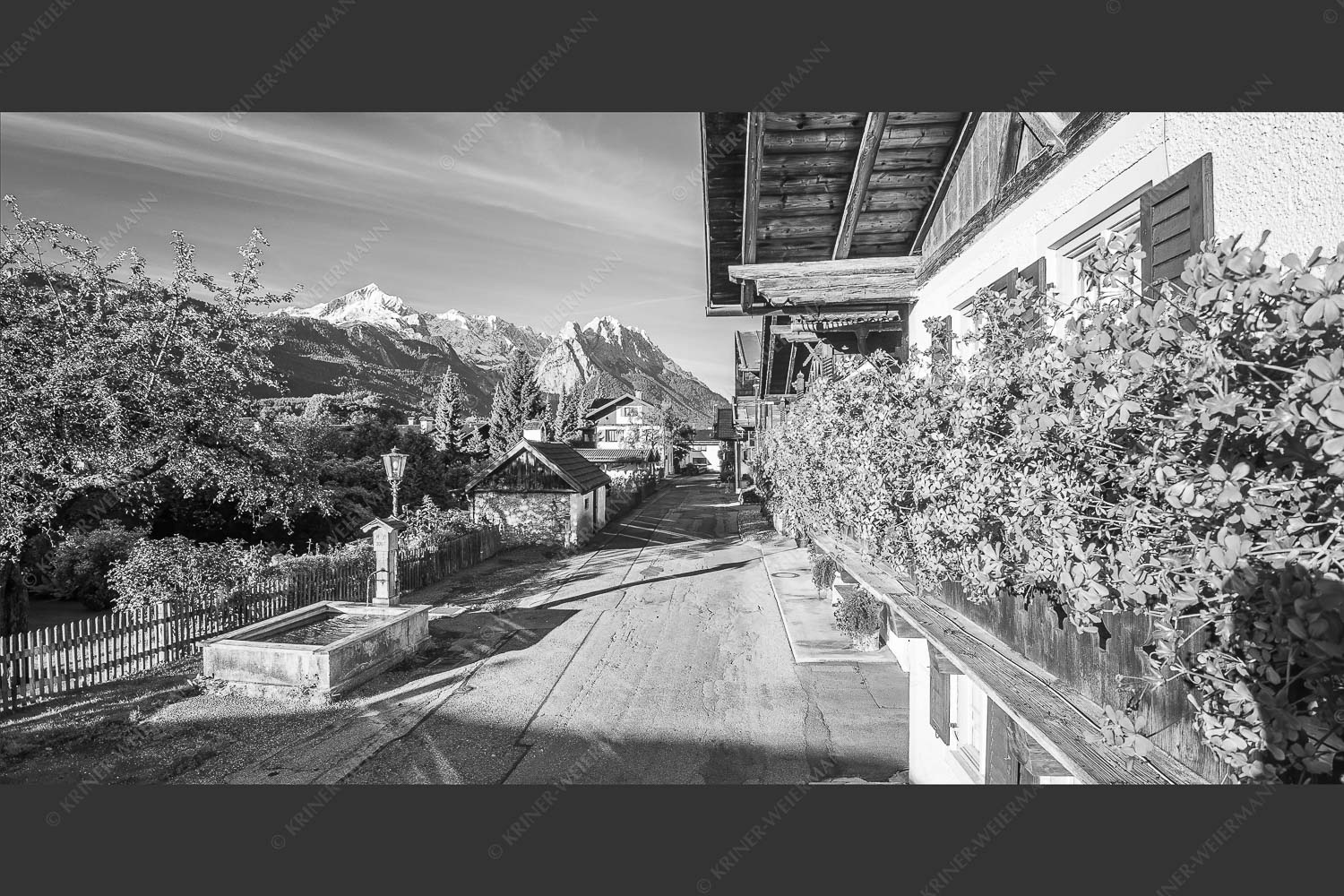 Blick von der Frühlingsstraße in Garmisch zum Zugspitzmassiv im Wetterstein - Frühlingsstraße 2:1 sw -- Garmisch mit Alpspitze und Waxenstein - mehr Infos bei www.Kriner-Weiermann.de