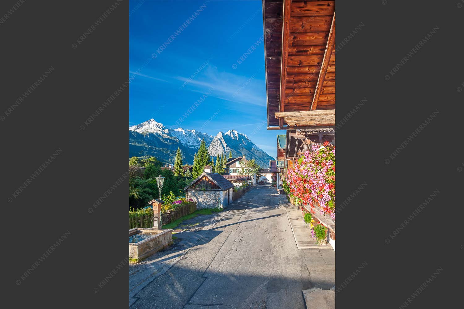 Blick von der Frühlingsstraße in Garmisch zum Zugspitzmassiv im Wetterstein - Frühlingsstraße 2:3  -- Garmisch mit Alpspitze und Waxenstein - mehr Infos bei www.Kriner-Weiermann.de