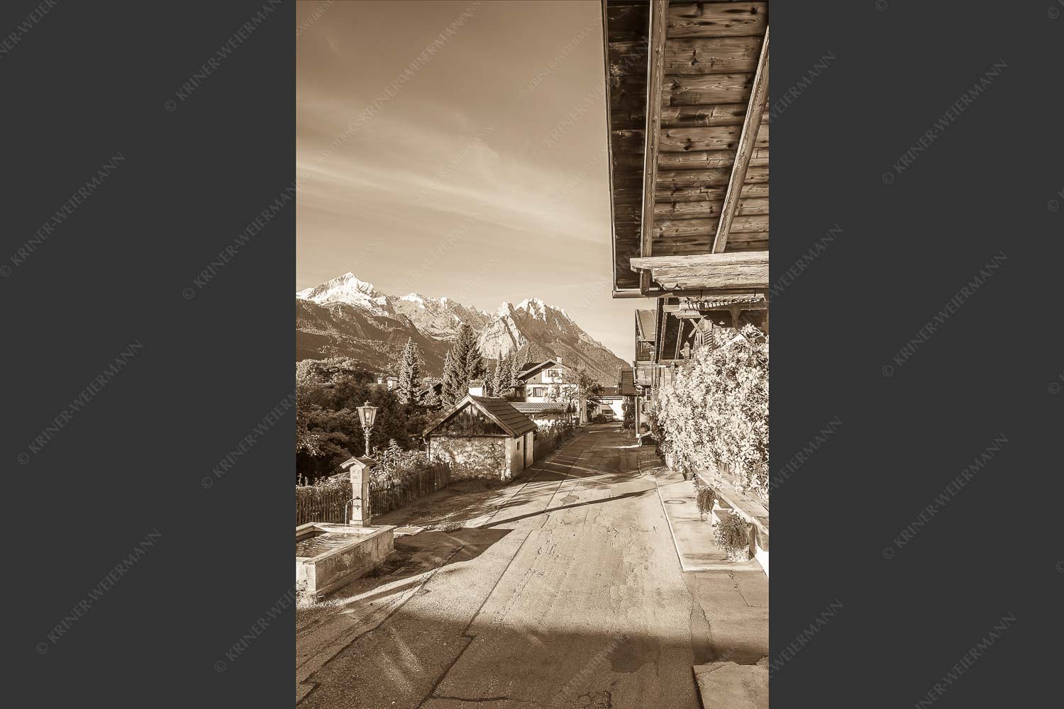 Blick von der Frühlingsstraße in Garmisch zum Zugspitzmassiv im Wetterstein - Frühlingsstraße 2:3 sepia -- Garmisch mit Alpspitze und Waxenstein - mehr Infos bei www.Kriner-Weiermann.de