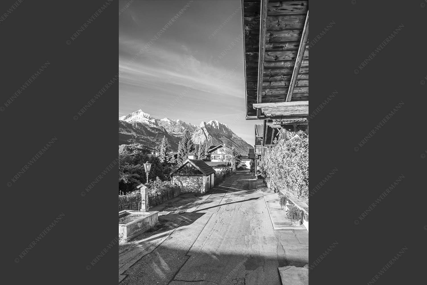 Blick von der Frühlingsstraße in Garmisch zum Zugspitzmassiv im Wetterstein - Frühlingsstraße 2:3 sw -- Garmisch mit Alpspitze und Waxenstein - mehr Infos bei www.Kriner-Weiermann.de
