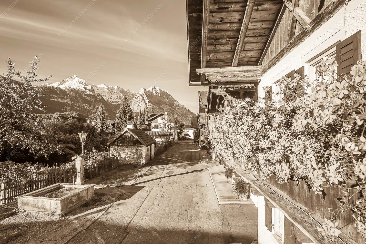 Blick von der Frühlingsstraße in Garmisch zum Zugspitzmassiv im Wetterstein - Frühlingsstraße 3:2 sepia -- Garmisch mit Alpspitze und Waxenstein - mehr Infos bei www.Kriner-Weiermann.de
