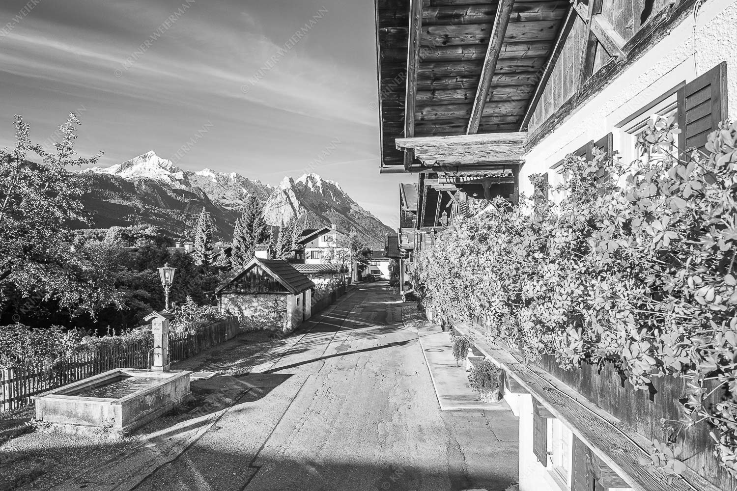 Blick von der Frühlingsstraße in Garmisch zum Zugspitzmassiv im Wetterstein - Frühlingsstraße 3:2 sw -- Garmisch mit Alpspitze und Waxenstein - mehr Infos bei www.Kriner-Weiermann.de