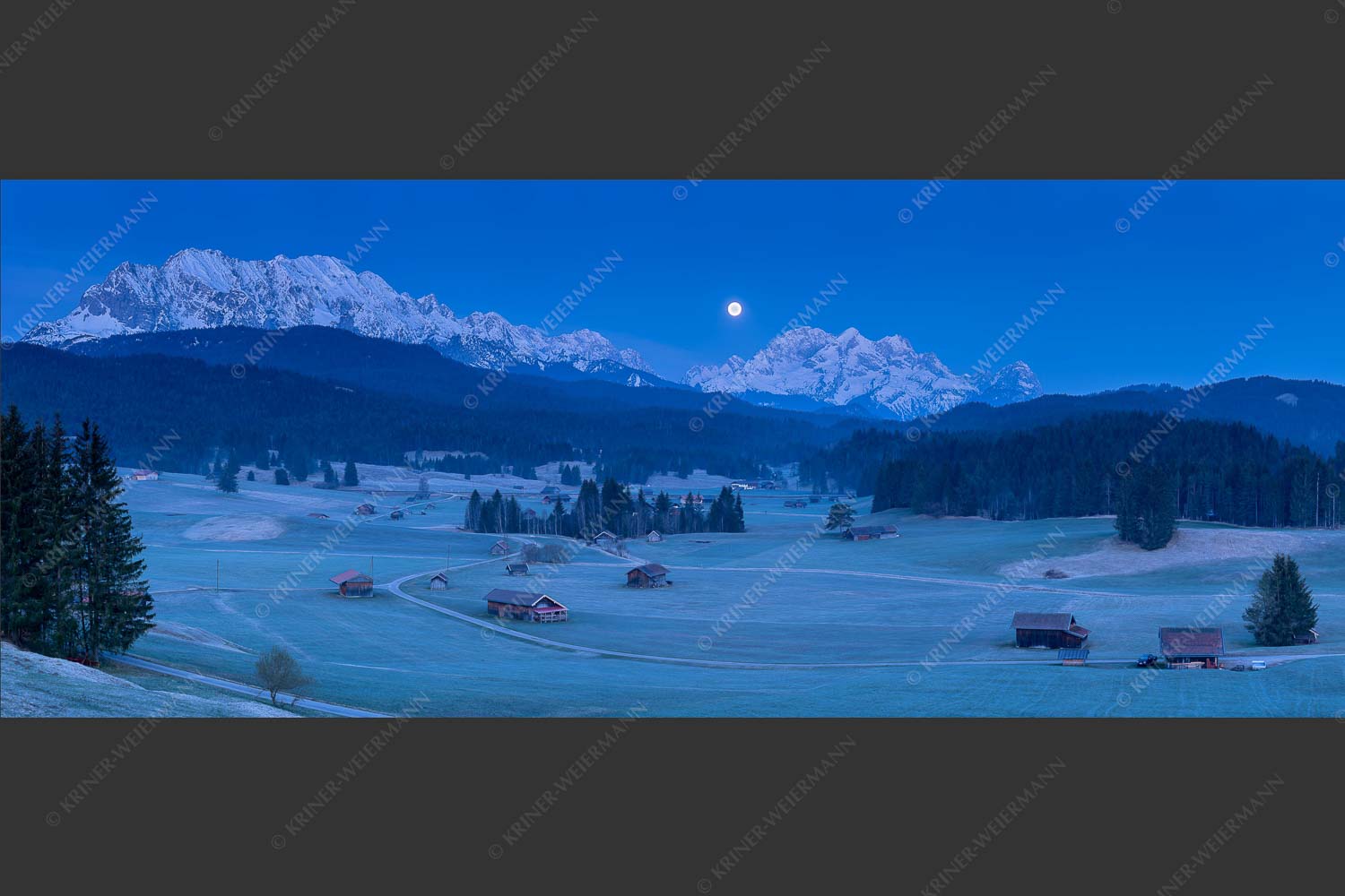Monduntergand hinter Zugspitzmassiv - Frühlinsmond 2,5:1  -- Wettersteingebirge mit Vollmond - mehr Infos bei www.Kriner-Weiermann.de