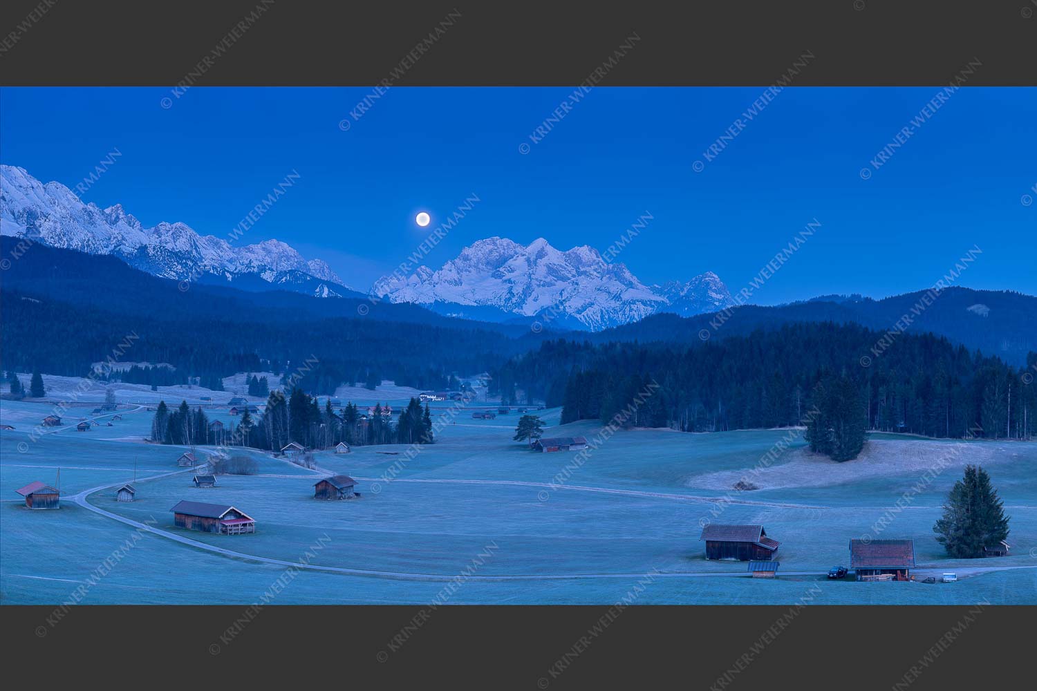 Monduntergand hinter Zugspitzmassiv - Frühlinsmond 2:1  -- Wettersteingebirge mit Vollmond - mehr Infos bei www.Kriner-Weiermann.de