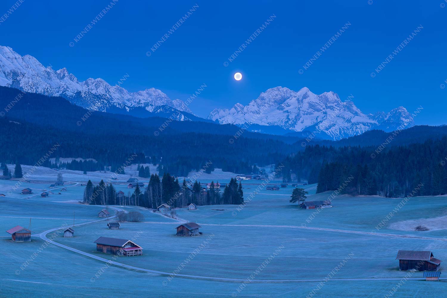 Monduntergand hinter Zugspitzmassiv - Frühlinsmond 3:2  -- Wettersteingebirge mit Vollmond - mehr Infos bei www.Kriner-Weiermann.de