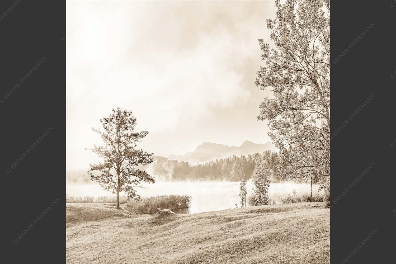 Morgenstimmung am Geroldsee mit Blick zum Karwendelgebirge - Frühnebel 1:1 sepia -- Geroldsee mit Karwendel - mehr Infos bei www.Kriner-Weiermann.de