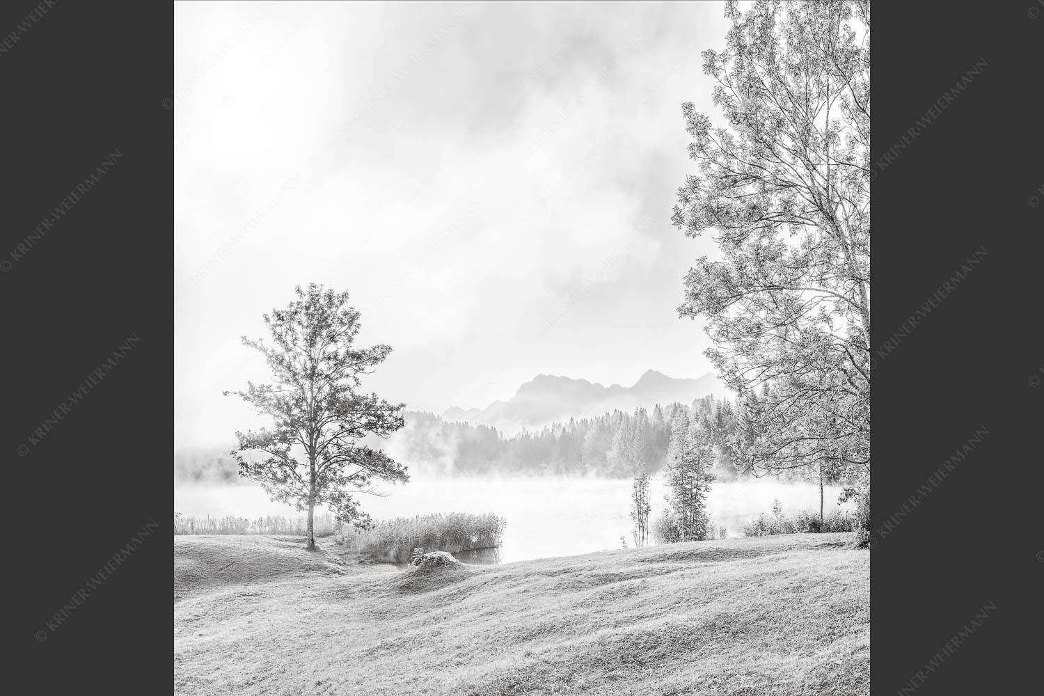 Morgenstimmung am Geroldsee mit Blick zum Karwendelgebirge - Frühnebel 1:1 sw -- Geroldsee mit Karwendel - mehr Infos bei www.Kriner-Weiermann.de