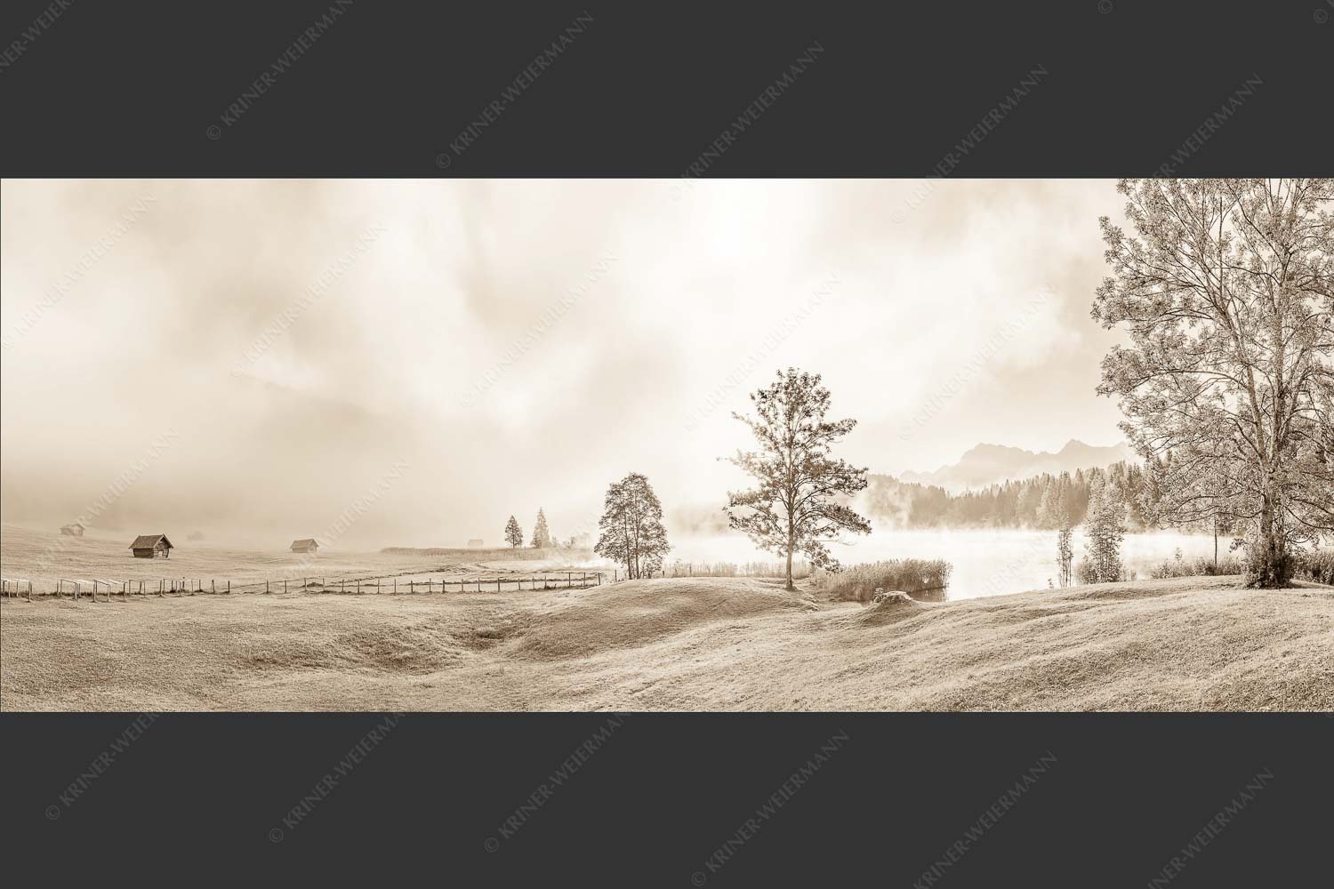 Morgenstimmung am Geroldsee mit Blick zum Karwendelgebirge - Frühnebel 2,5:1 sepia -- Geroldsee mit Karwendel - mehr Infos bei www.Kriner-Weiermann.de