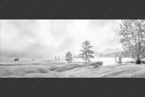 Morgenstimmung am Geroldsee mit Blick zum Karwendelgebirge - Frühnebel 2,5:1 sw -- Geroldsee mit Karwendel - mehr Infos bei www.Kriner-Weiermann.de