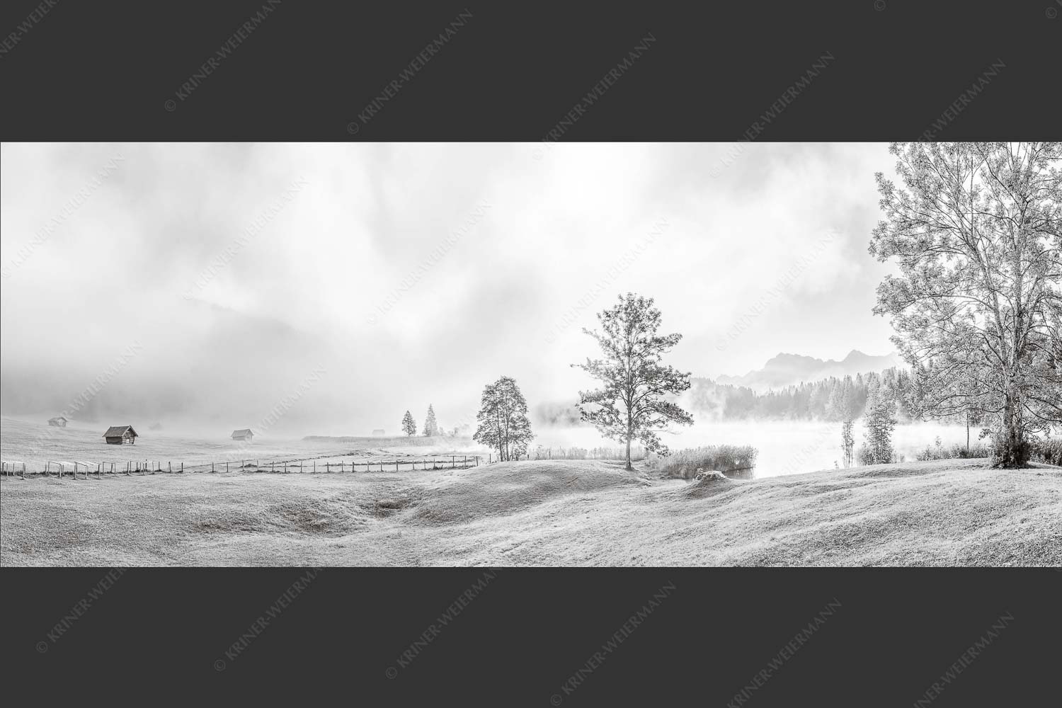 Morgenstimmung am Geroldsee mit Blick zum Karwendelgebirge - Frühnebel 2,5:1 sw -- Geroldsee mit Karwendel - mehr Infos bei www.Kriner-Weiermann.de