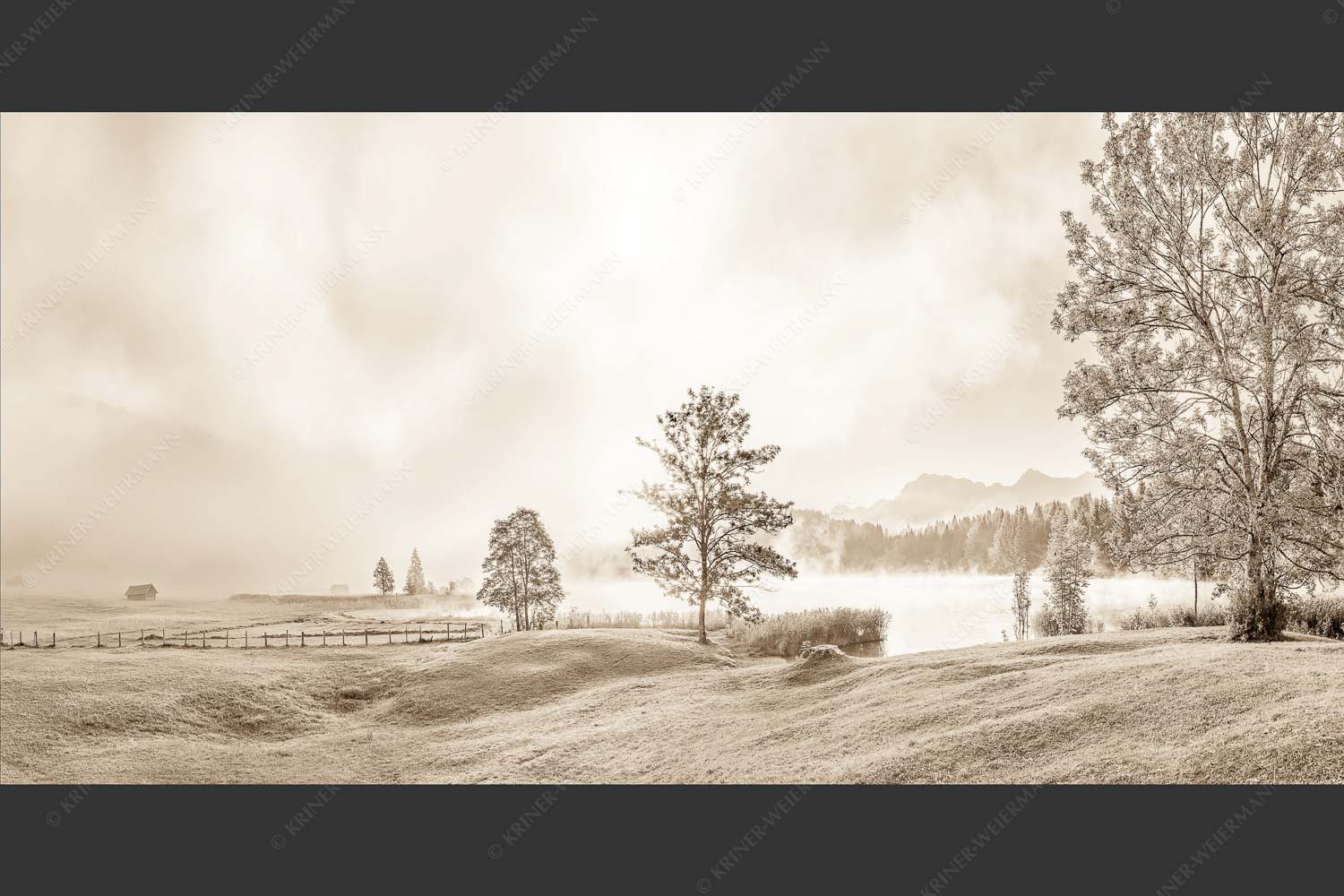 Morgenstimmung am Geroldsee mit Blick zum Karwendelgebirge - Frühnebel 2:1 sepia -- Geroldsee mit Karwendel - mehr Infos bei www.Kriner-Weiermann.de
