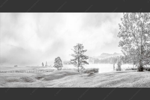 Morgenstimmung am Geroldsee mit Blick zum Karwendelgebirge - Frühnebel 2:1 sw -- Geroldsee mit Karwendel - mehr Infos bei www.Kriner-Weiermann.de