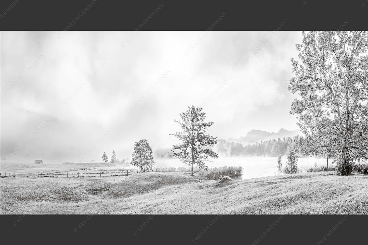 Morgenstimmung am Geroldsee mit Blick zum Karwendelgebirge - Frühnebel 2:1 sw -- Geroldsee mit Karwendel - mehr Infos bei www.Kriner-Weiermann.de