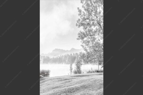 Morgenstimmung am Geroldsee mit Blick zum Karwendelgebirge - Frühnebel 2:3 sw -- Geroldsee mit Karwendel - mehr Infos bei www.Kriner-Weiermann.de