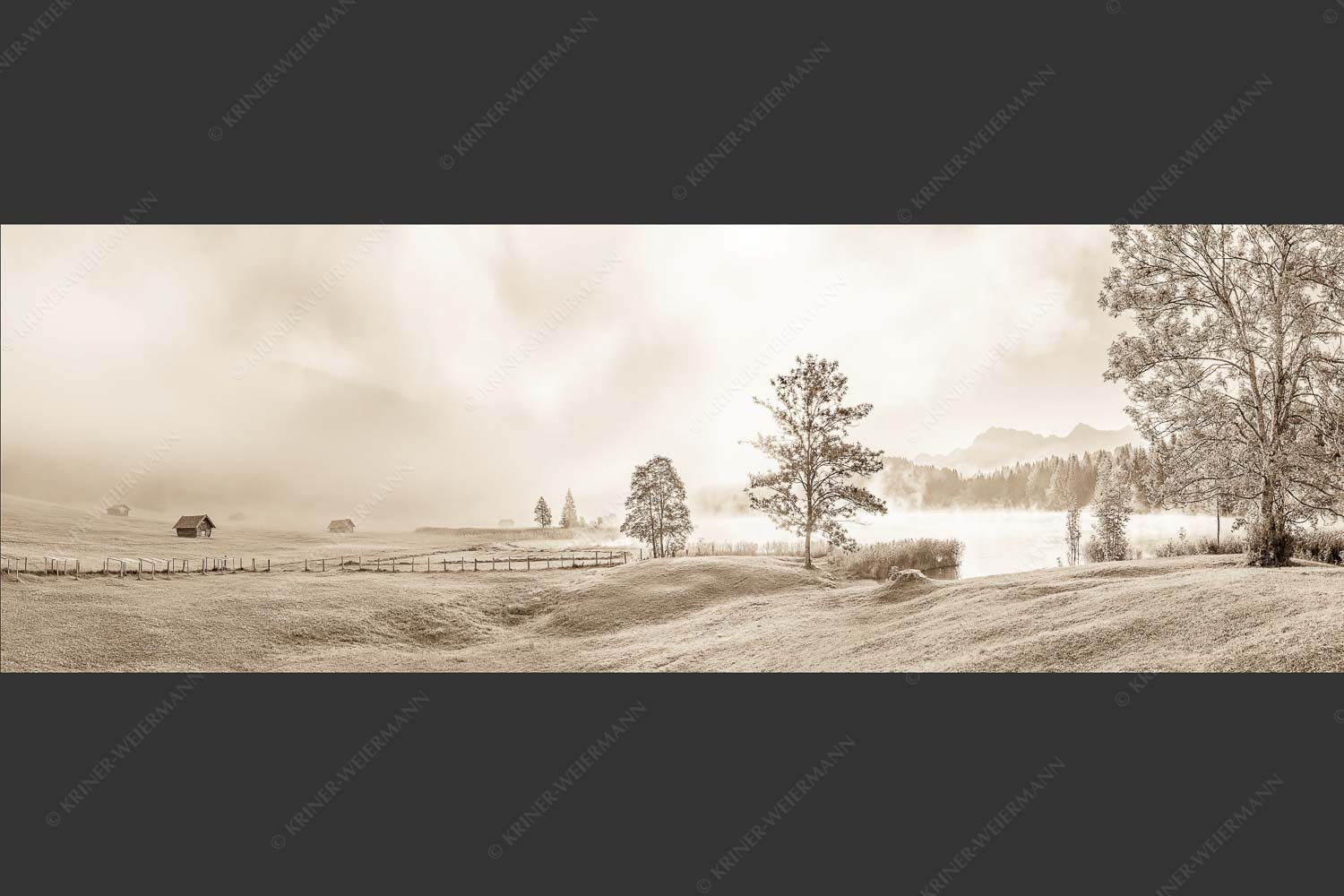 Morgenstimmung am Geroldsee mit Blick zum Karwendelgebirge - Frühnebel 3:1 sepia -- Geroldsee mit Karwendel - mehr Infos bei www.Kriner-Weiermann.de