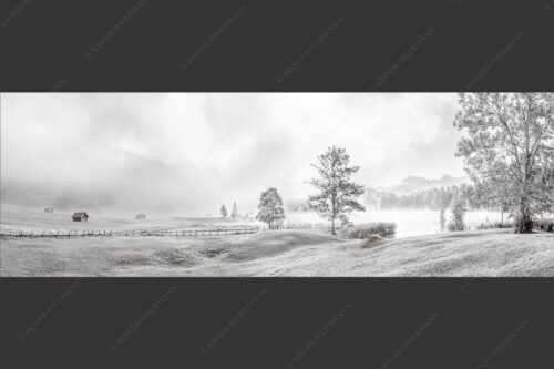 Morgenstimmung am Geroldsee mit Blick zum Karwendelgebirge - Frühnebel 3:1 sw -- Geroldsee mit Karwendel - mehr Infos bei www.Kriner-Weiermann.de