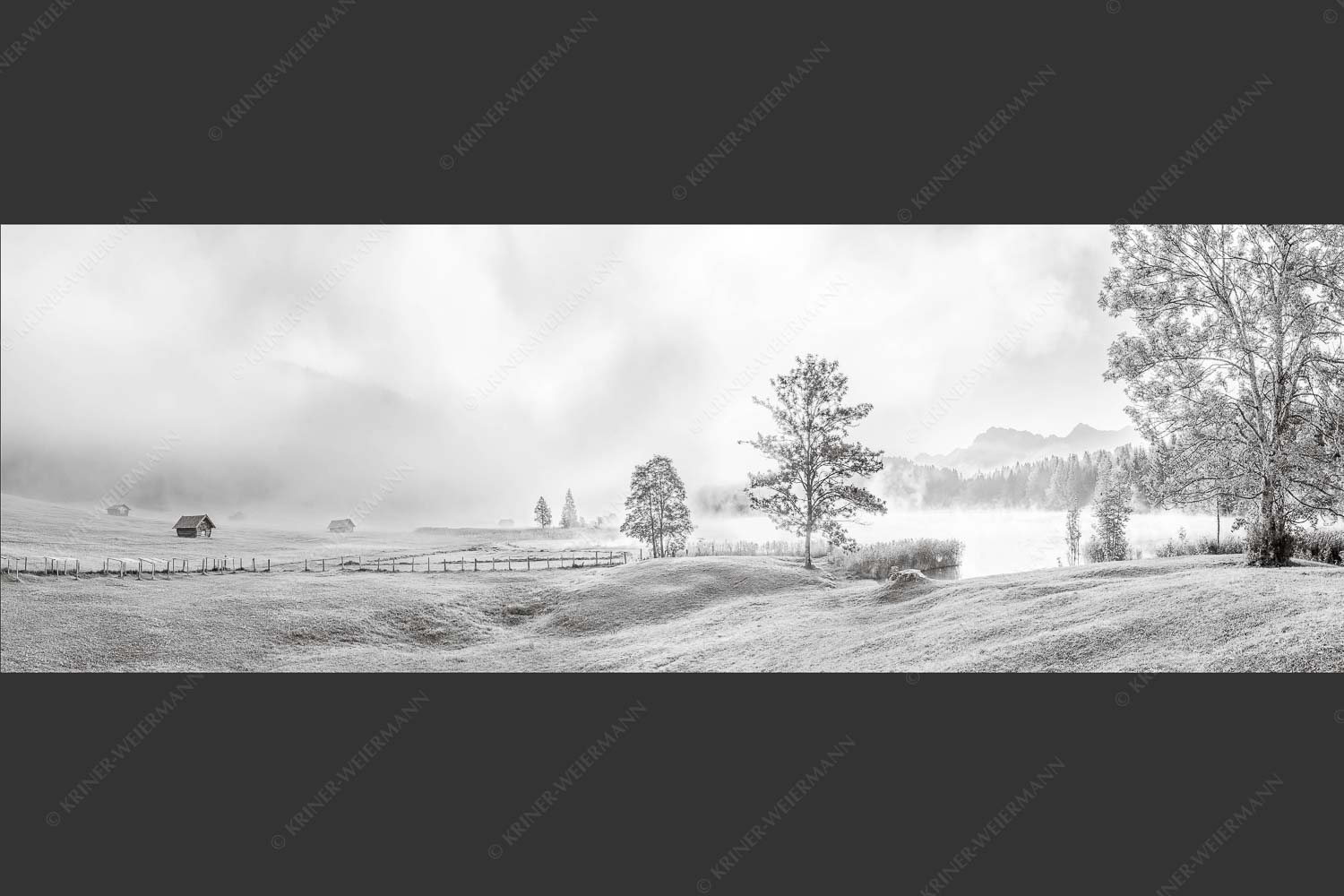 Morgenstimmung am Geroldsee mit Blick zum Karwendelgebirge - Frühnebel 3:1 sw -- Geroldsee mit Karwendel - mehr Infos bei www.Kriner-Weiermann.de