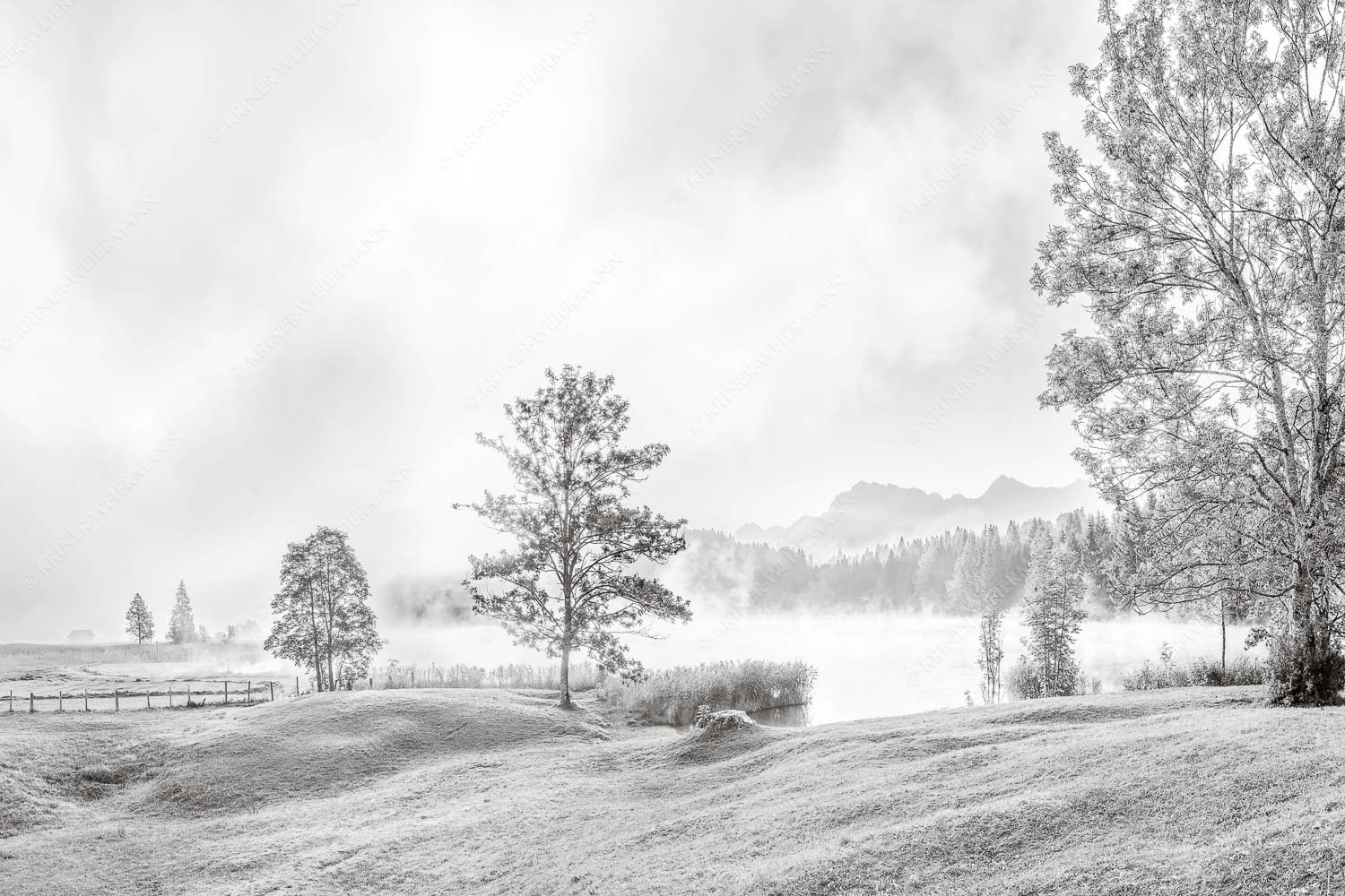 Morgenstimmung am Geroldsee mit Blick zum Karwendelgebirge - Frühnebel 3:2 sw -- Geroldsee mit Karwendel - mehr Infos bei www.Kriner-Weiermann.de