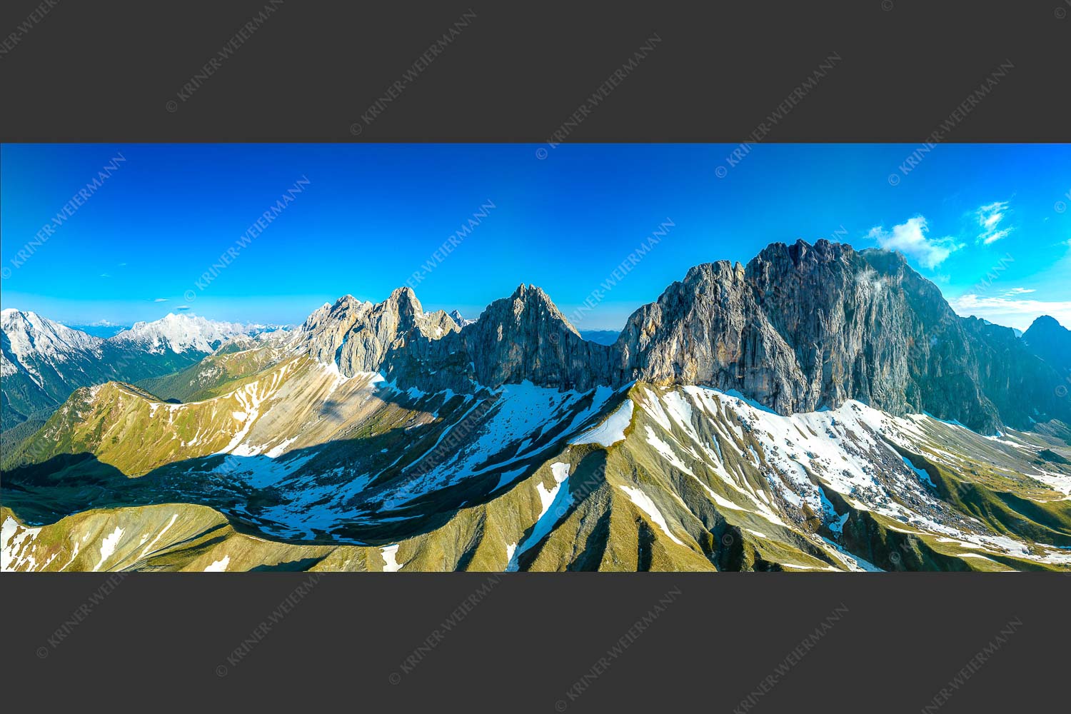 Wetterstein Südseite mit letzten Schneeresten im Puittal - Grüner Mantel 2,5:1 -- Schüsselkarspitze Scharnitzspitze Oberreintalschrofen - mehr Infos bei www.Kriner-Weiermann.de