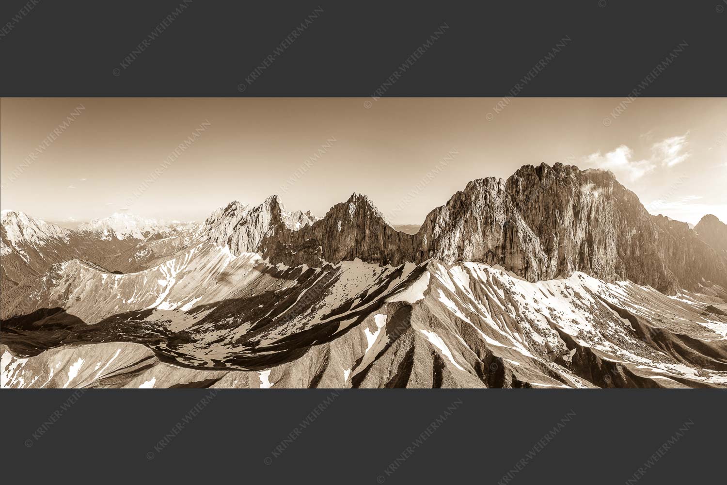Wetterstein Südseite mit letzten Schneeresten im Puittal - Grüner Mantel 2,5:1 sepia -- Schüsselkarspitze Scharnitzspitze Oberreintalschrofen - mehr Infos bei www.Kriner-Weiermann.de