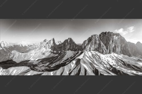 Wetterstein Südseite mit letzten Schneeresten im Puittal - Grüner Mantel 2,5:1 sw -- Schüsselkarspitze Scharnitzspitze Oberreintalschrofen - mehr Infos bei www.Kriner-Weiermann.de