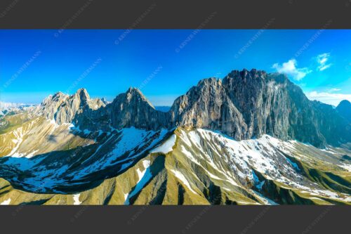 Wetterstein Südseite mit letzten Schneeresten im Puittal - Grüner Mantel 2:1  -- Schüsselkarspitze Scharnitzspitze Oberreintalschrofen - mehr Infos bei www.Kriner-Weiermann.de